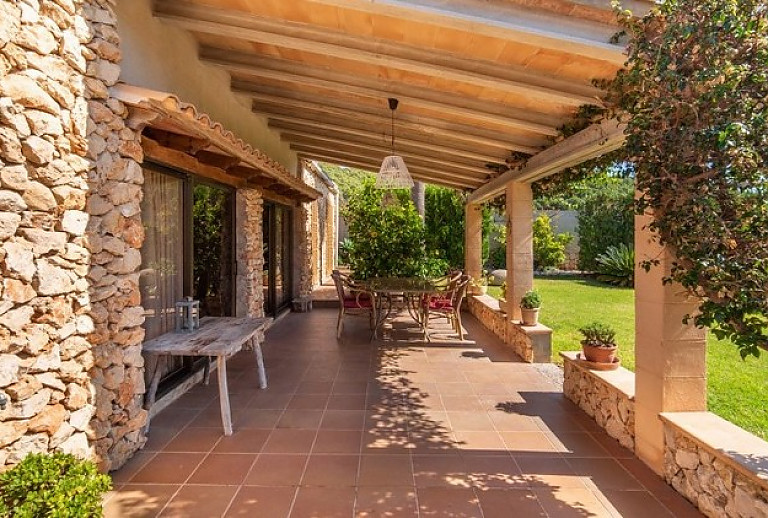 Terrasse mit Vordach und Esstisch