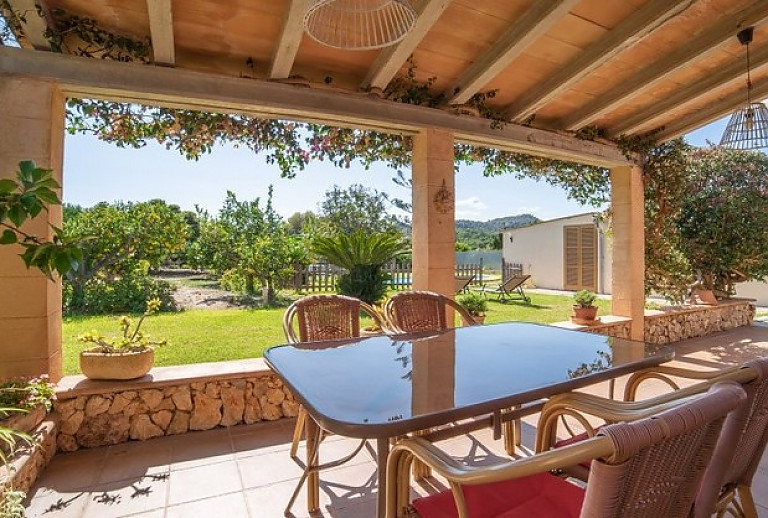 Terrasse mit Weitblick und Esstisch