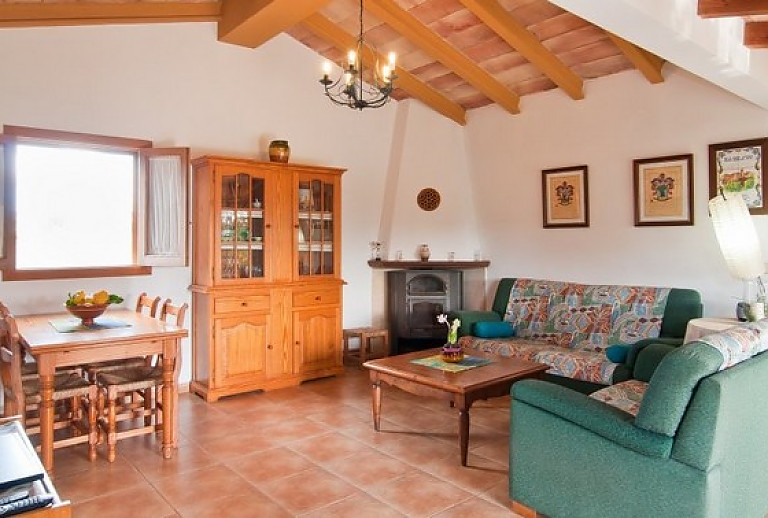 Esstisch und Sofas im Wohnzimmer