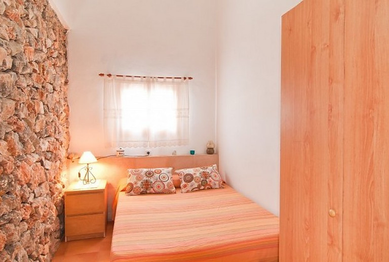 Schlafzimmer mit Doppelbett und Fenster