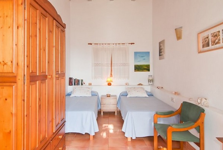Schlafzimmer mit Einzelbetten und Kleiderschrank
