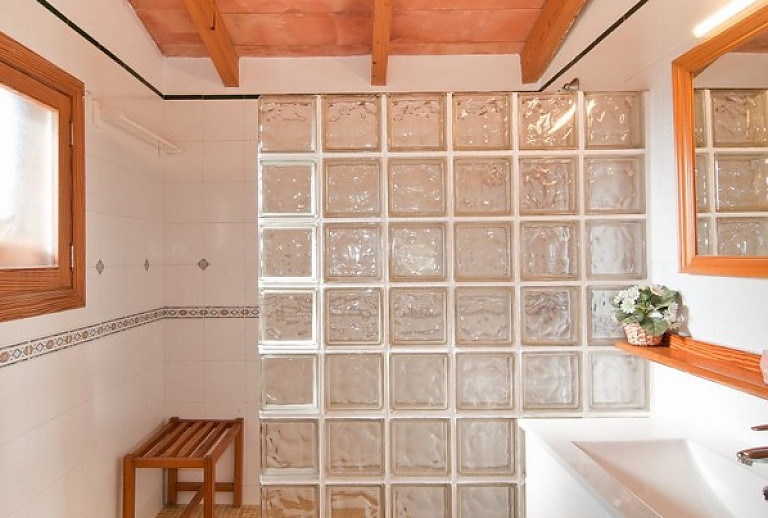 Badezimmer mit Dusche und Waschbecken