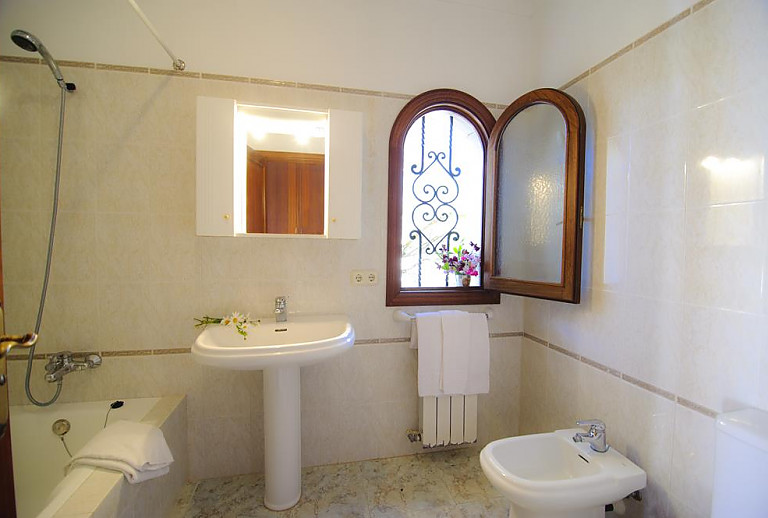 Badezimmer mit Wanne und Waschbecken