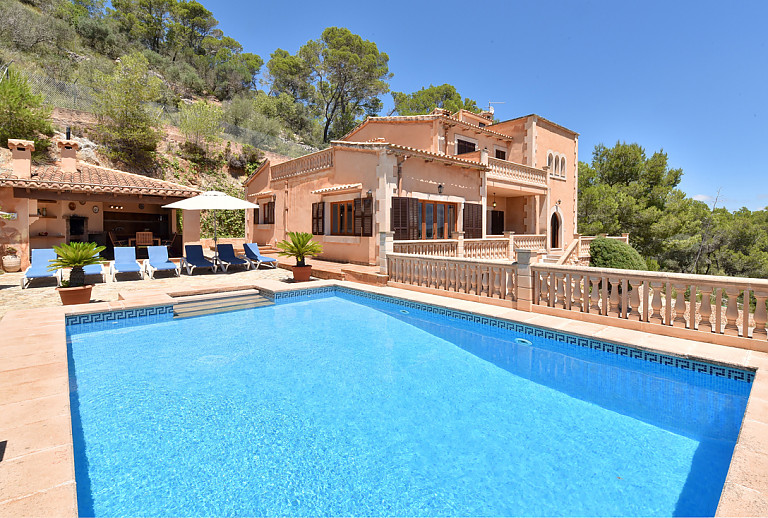 Poolbereich mit Sonnenliegen vor der Finca