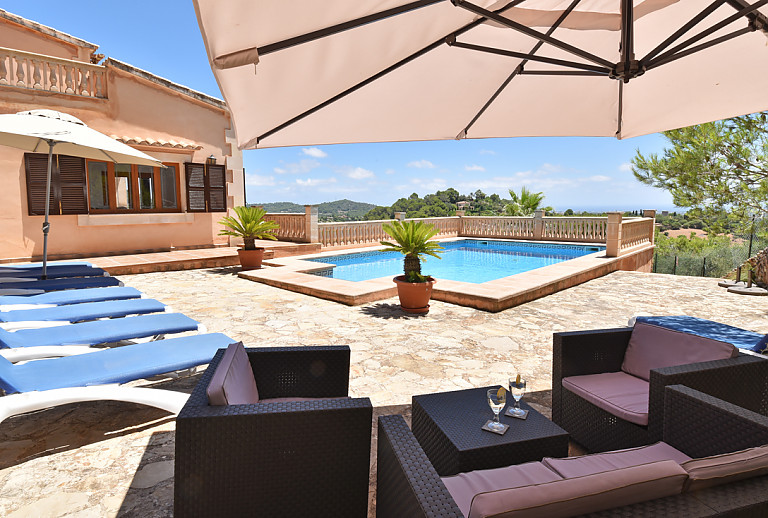 Gartenmöbel und Sonnenschirm am Pool