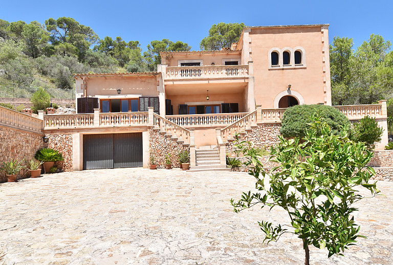 Garage und Treppe zur Finca