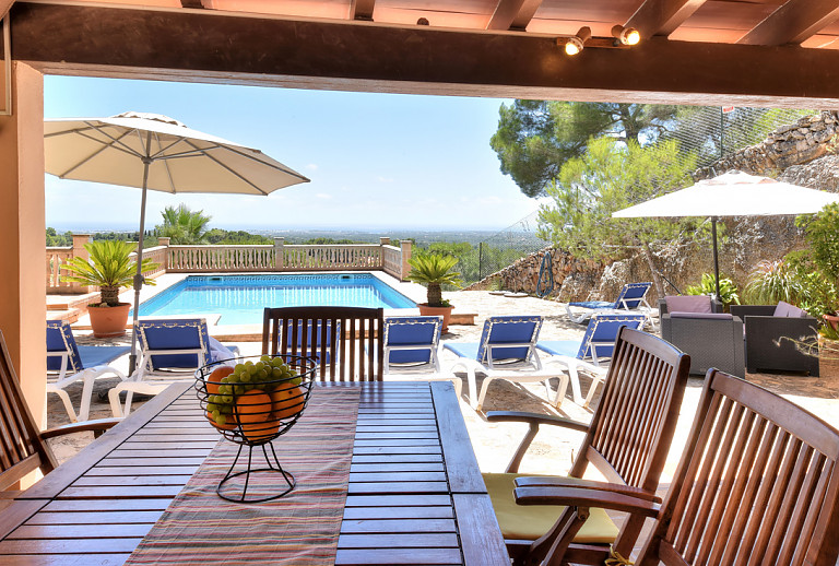Terrasse mit Poolblick und Sonnenliegen