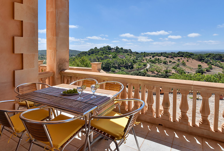 Terrasse mit Vordach und Esstisch