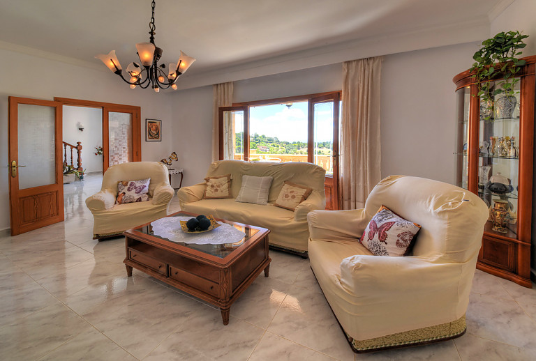 Wohnzimmer mit Couch und Sessel
