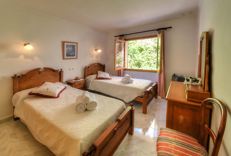 Schlafzimmer mit Einzelbetten und Fenster