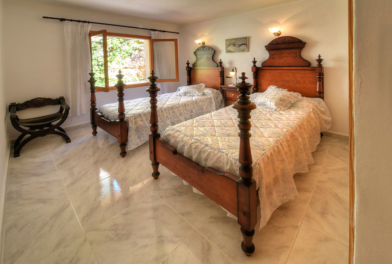 Schlafzimmer mit Einzelbetten und Fenster