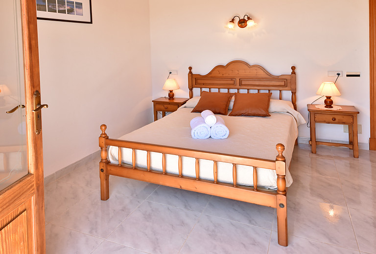 Schlafzimmer mit Doppelbett und Nachttisch