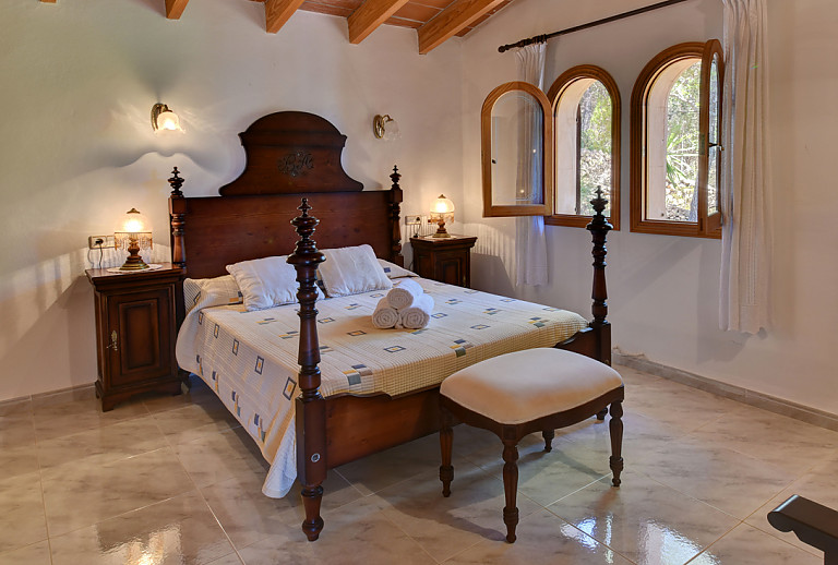 Schlafzimmer mit Doppelbett und Fenster
