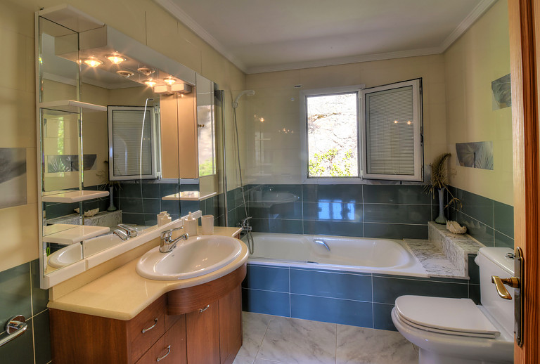 Badezimmer mit Wanne und Fenster