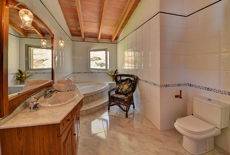 Badewanne mit Waschbecken im Badezimmer