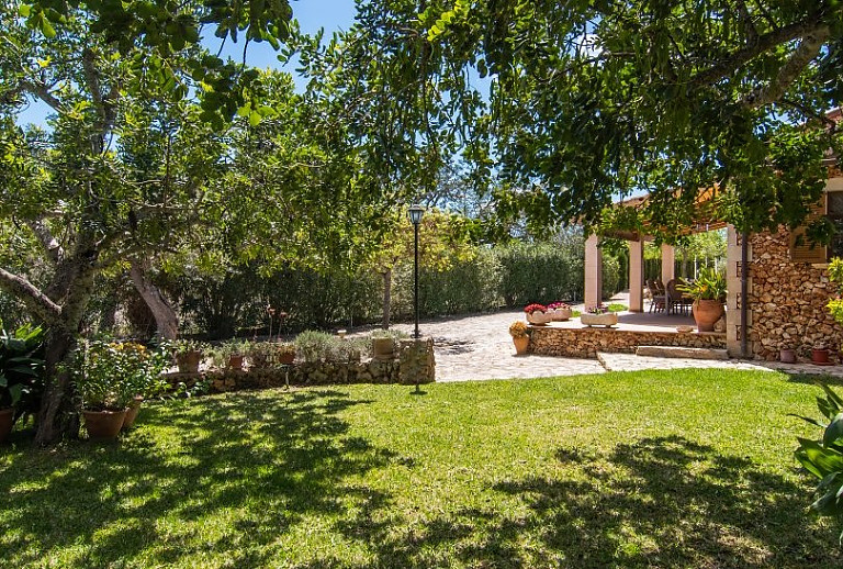 Rasen im Garten vor der Finca