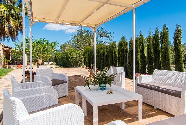 Terrasse mit Vordach und Esstisch