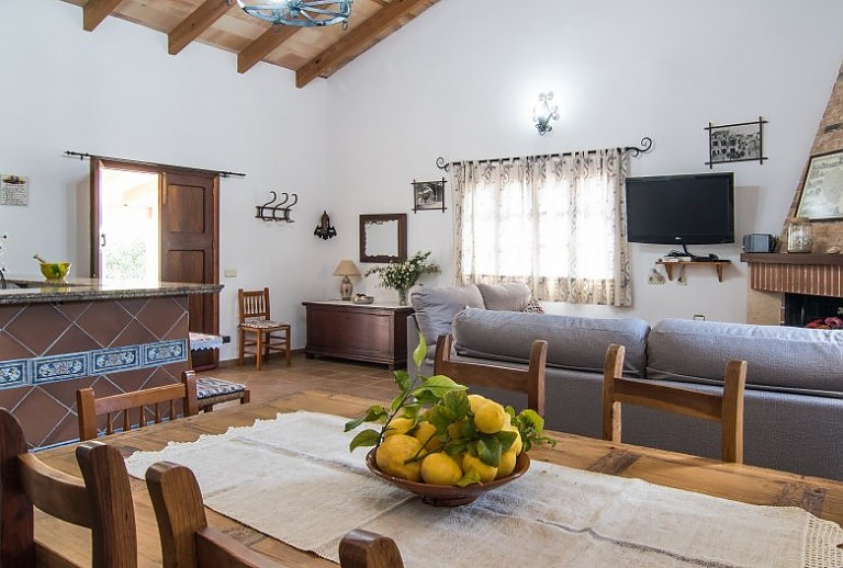 Esstisch mit Stühlen im Wohnzimmer
