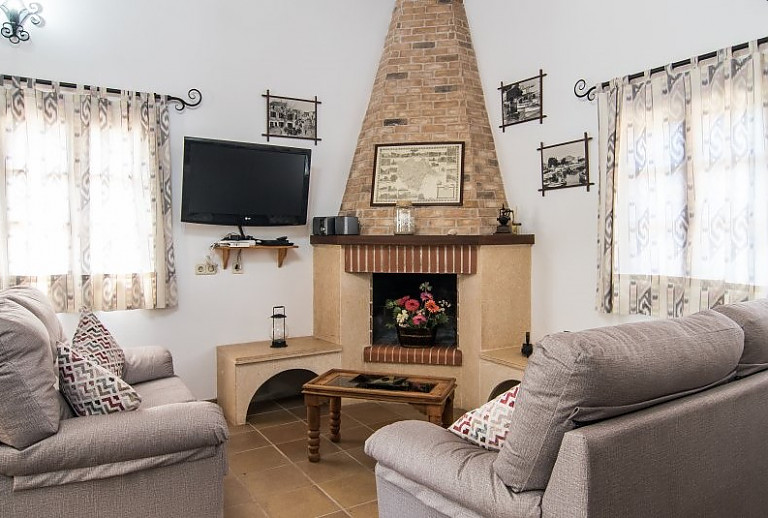 Wohnzimmer mit Couch und Kamin