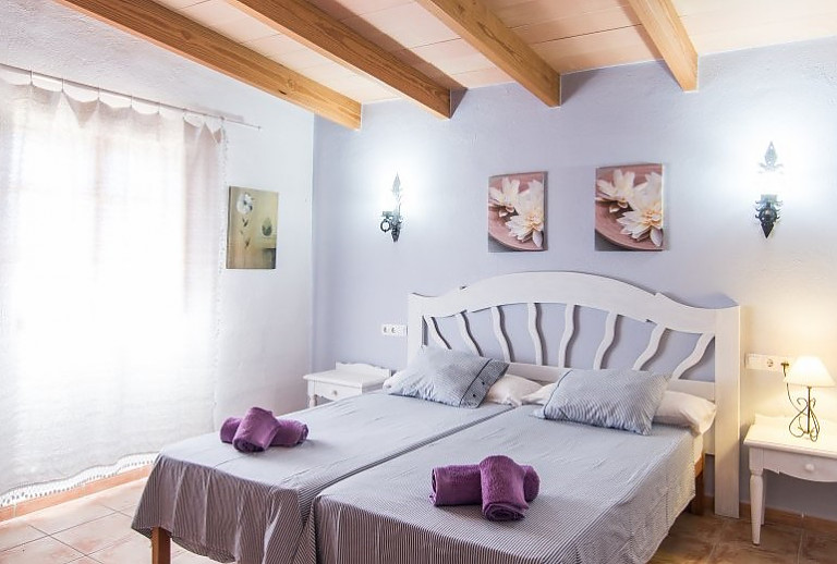 Schlafzimmer mit Einzelbetten und Fenster