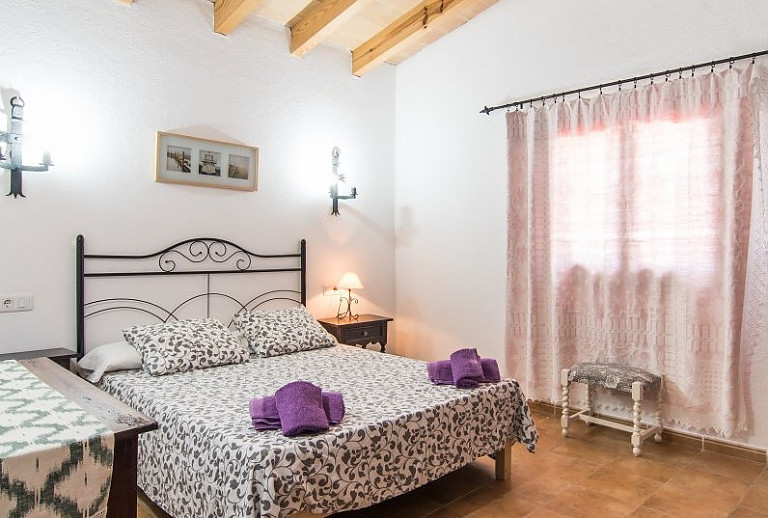 Schlafzimmer mit Doppelbett und Fenster