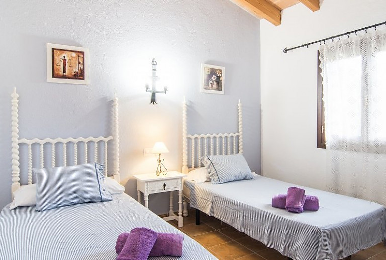Schlafzimmer mit Einzelbetten und Fenster
