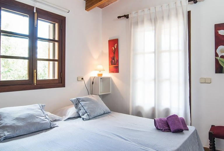 Schlafzimmer mit Doppelbett und Nachttisch