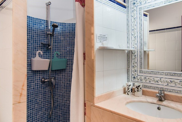 Badezimmer mit Dusche und Waschbecken