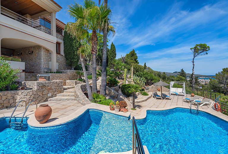 Poolterrasse mit Meerblick