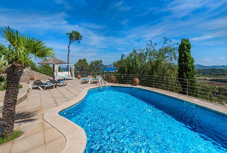 Pool mit Sonnenliegen und Sonnenschirm