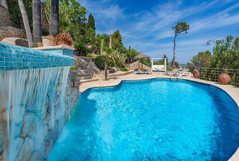 Pool auf der Terrasse der Finca