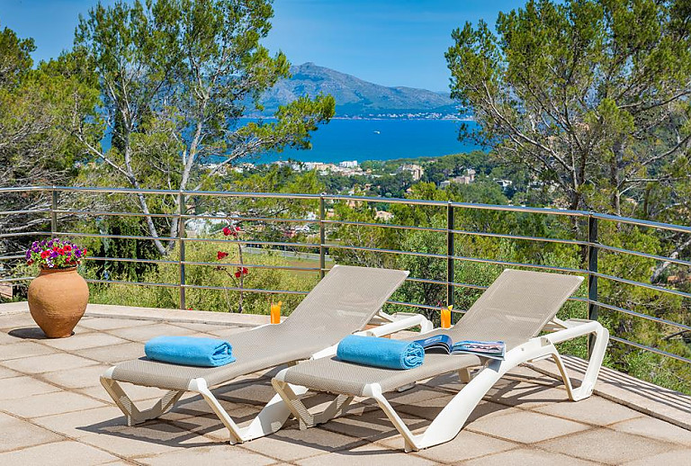 Poolliegen auf der Terrasse mit Meerblick