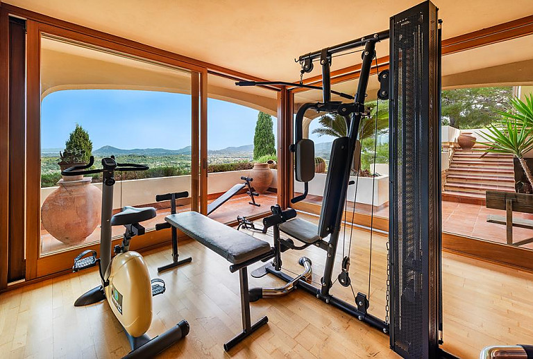 Fitnessstudio mit Blick auf die Landschaft