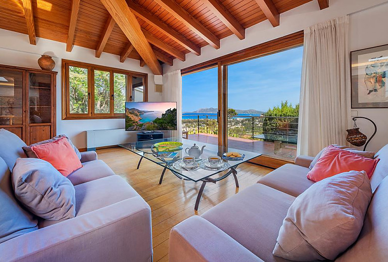 Wohnzimmer mit Couch und Meerblick
