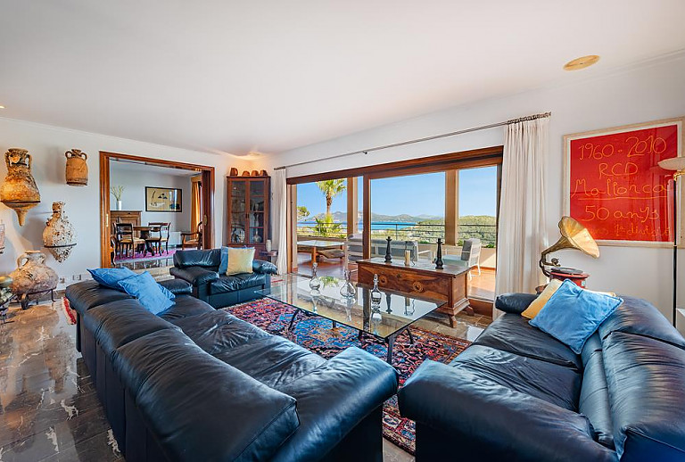 Wohnzimmer mit Couch und Terrassenzugang