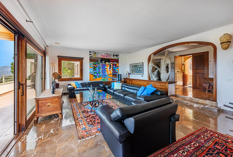 Wohnzimmer mit Couch und Wandbild