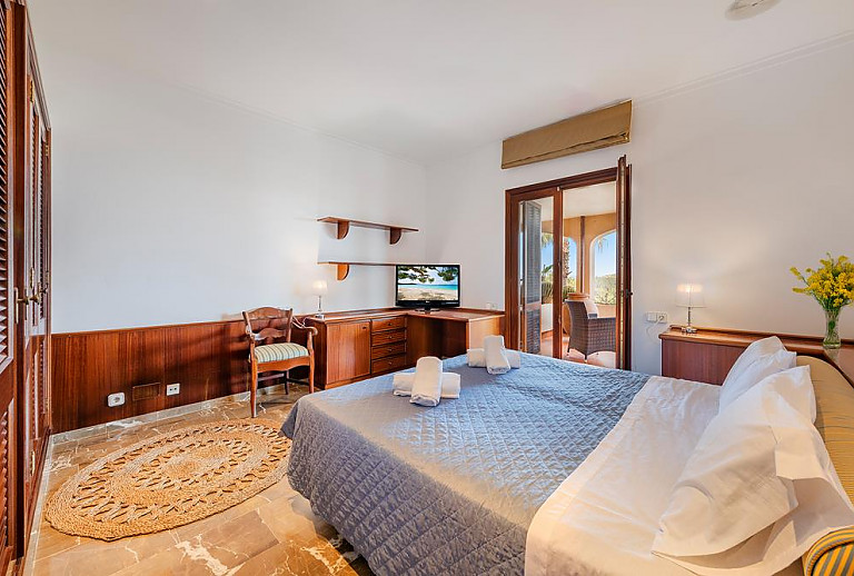 Schlafzimmer mit Doppelbett und Ferneher