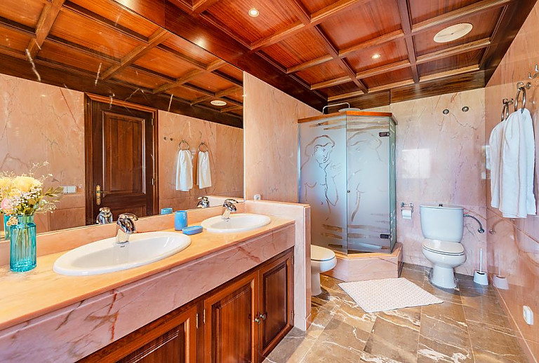 Badezimmer mit WC und Dusche