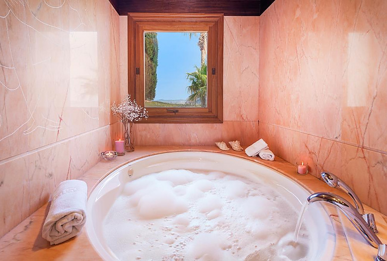Bad mit Wanne vor dem Fenster