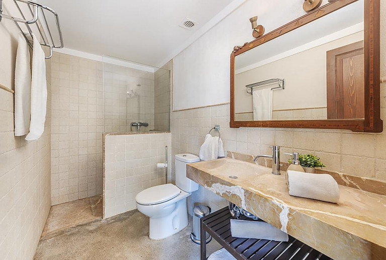 Badezimmer mit Dusche und WC