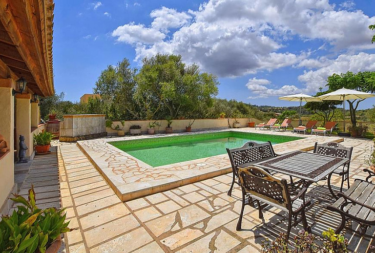 Außenbereich mit Gartenmöbeln am Pool