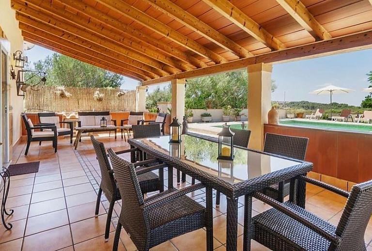 Terrasse mit Vordach und Esstisch