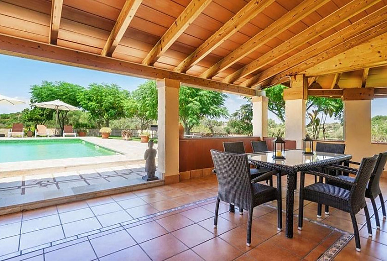 Terrasse mit Vordach und Esstisch