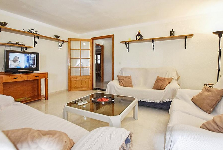 Wohnzimmer mit Sofas und Fernseher