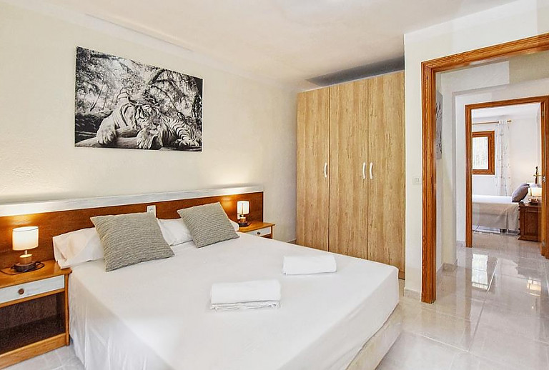 Schlafzimmer mit Doppelbett und Wandschrank