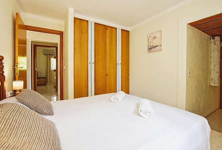 Schlafzimmer mit Doppelbett und Nachttisch