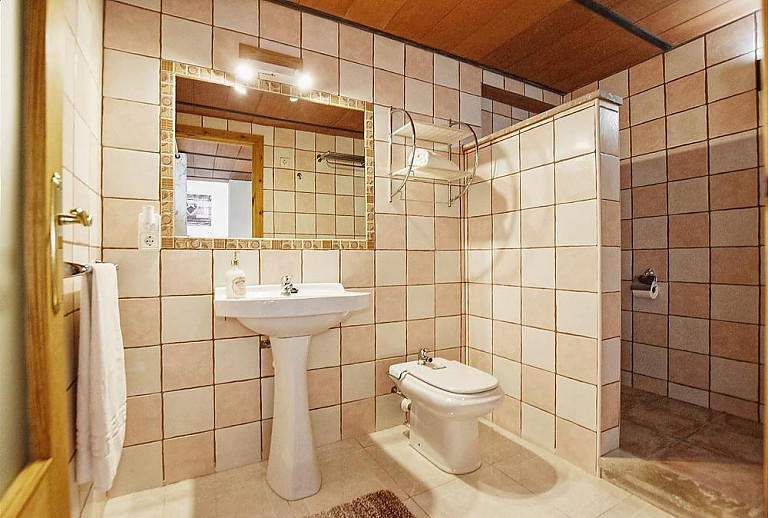 Badezimmer mit WC und Waschbecken