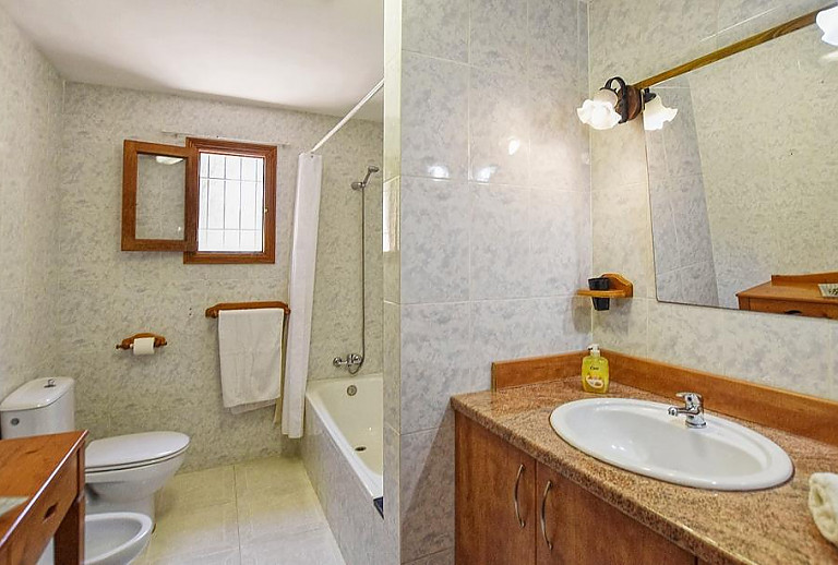 Bad mit Wanne und Waschbecken