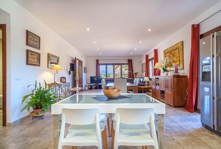 Esstisch und Sofas im Wohnraum