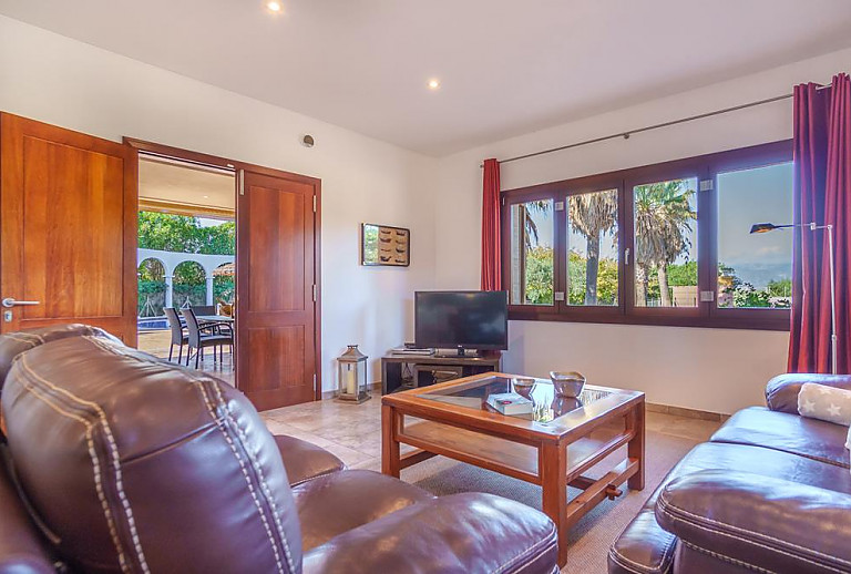 Sofas und Fernseher im Wohnzimmer